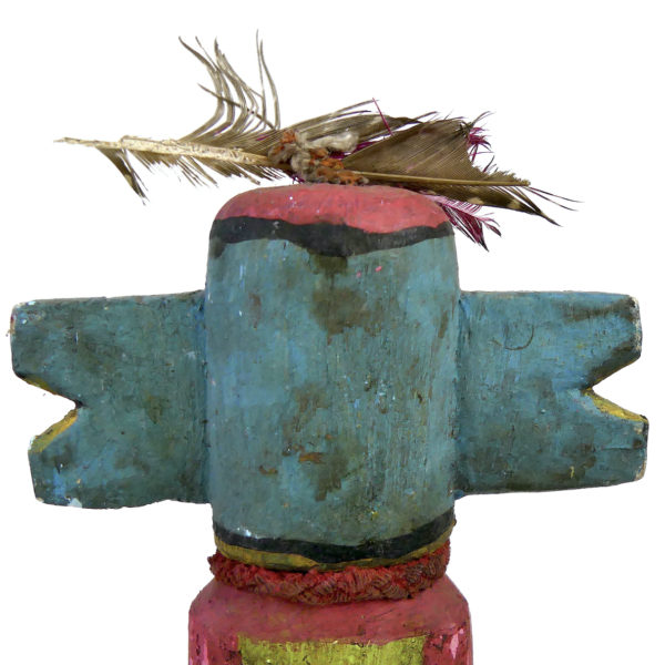Poupée Kachina Hopi aux oreilles doubles en bois léger Arizona (détail dos)
