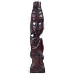 Teko Teko Maori sculpté en bois brun foncé et ormeaux (face)