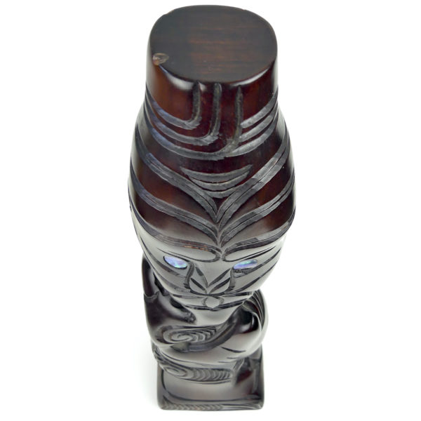 Teko Teko Maori sculpté en bois brun foncé et ormeaux (dessus 3/4)