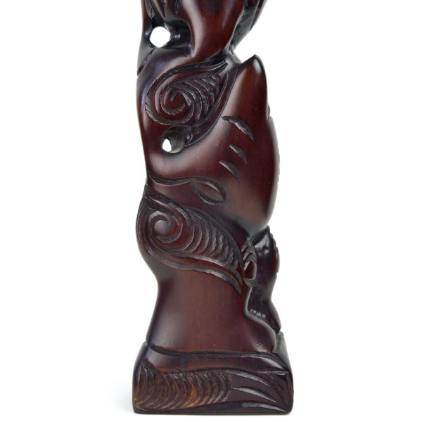 Teko Teko Maori sculpté en bois brun foncé et ormeaux (détail)