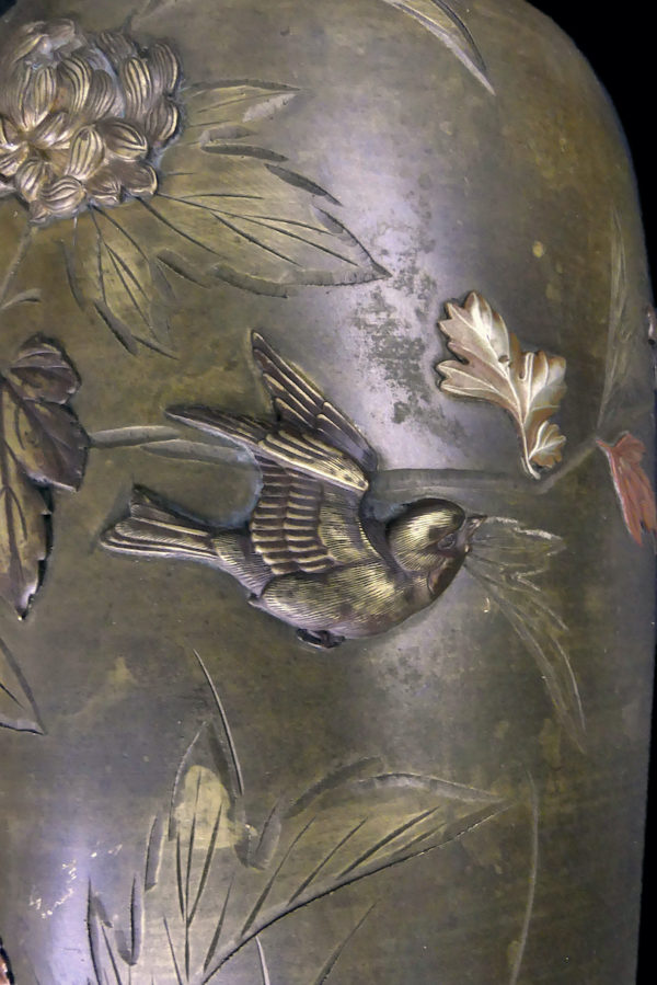 Vase balustre en bronze et cuivre période Meiji XIXe Japon (détail)