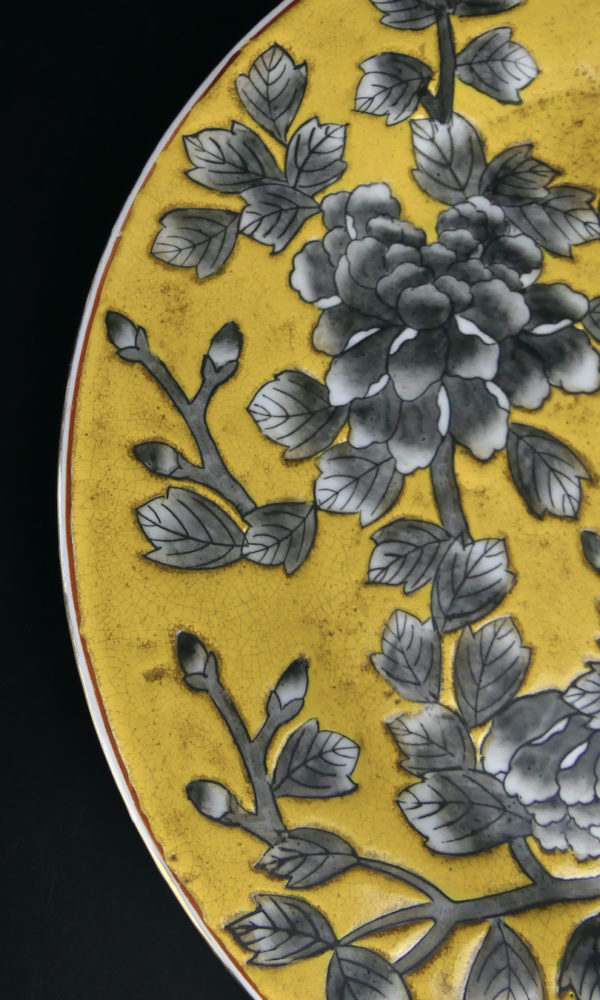 Assiette en porcelaine épaisse de la dynastie Qing (détail)