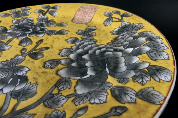 Assiette en porcelaine épaisse de la dynastie Qing (détail)