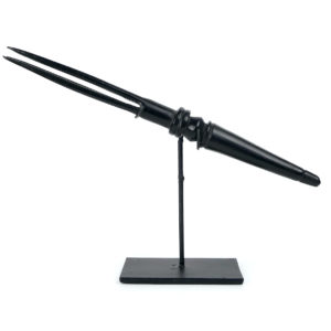 Ai cula ni bokola fidjienne fourchette de cannibale en bois sur socle (profil)