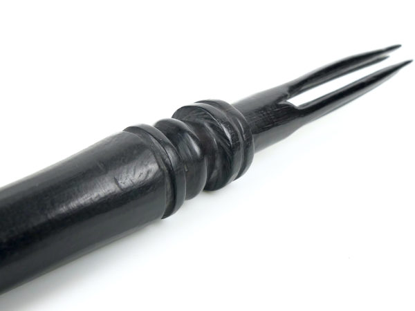 Ai cula ni bokola fidjienne fourchette de cannibale en bois sur socle (détail)