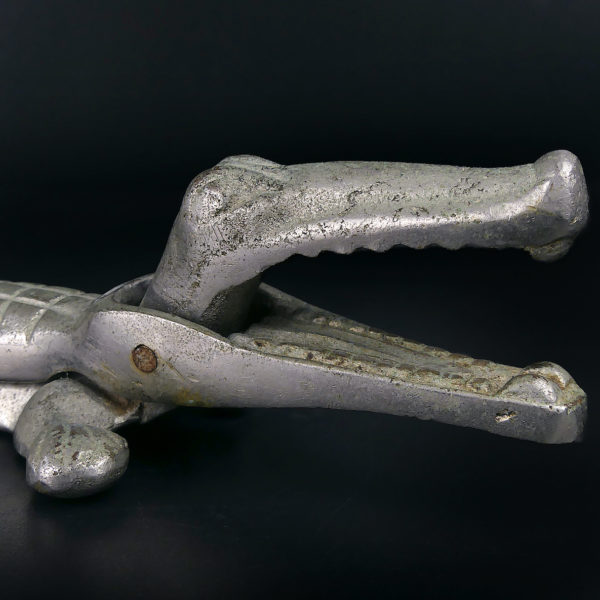 Casse-noix Crocodile casse-noisette ancien en fonte d'aluminium (détail)