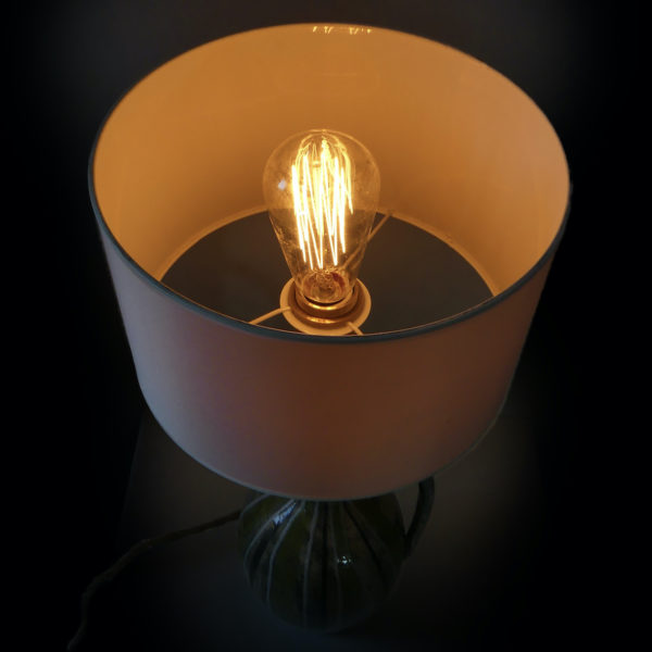 Grande lampe de table en céramique à rayures des années 50 (allumée détail)