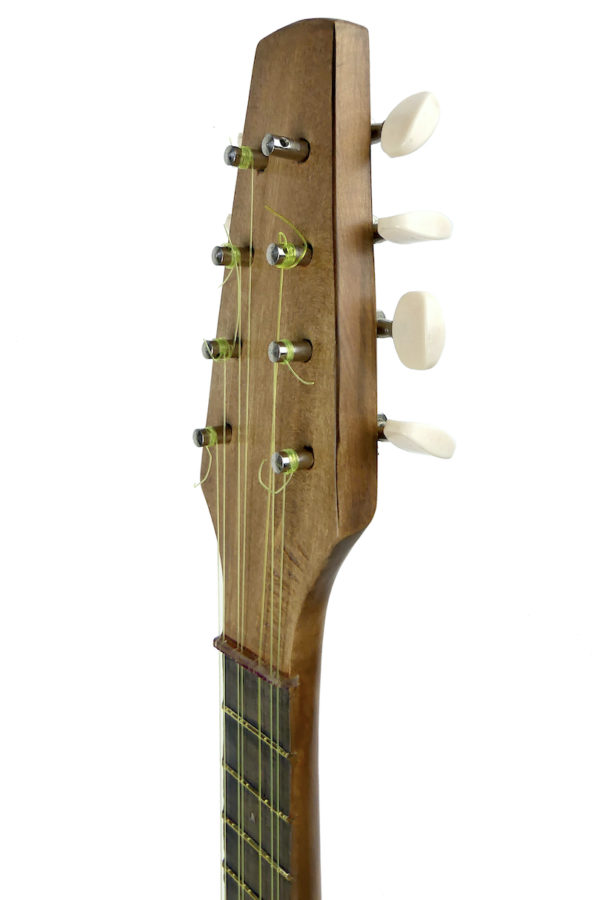 Ukulélé banjo tahitien Tiare traditionnel à 8 cordes en bois (détail)