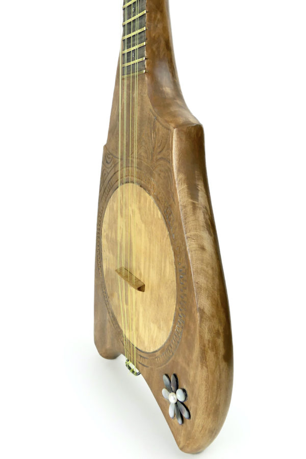 Ukulélé banjo tahitien Tiare traditionnel à 8 cordes en bois (détail)