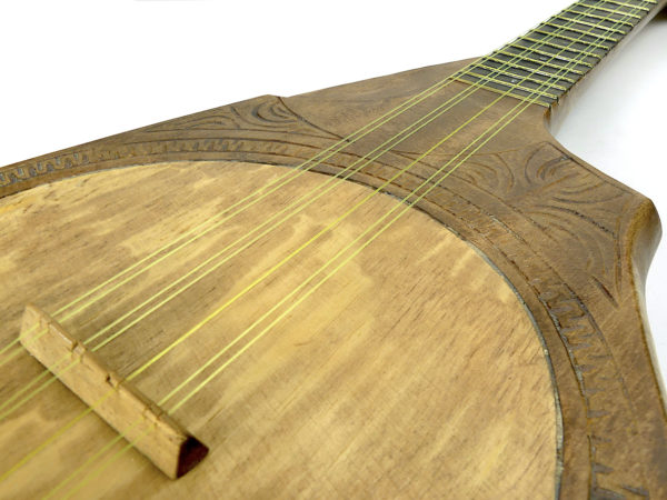 Ukulélé banjo tahitien Tiare traditionnel à 8 cordes en bois (détail)