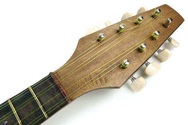 Ukulélé banjo tahitien Tiare traditionnel à 8 cordes en bois (détail)