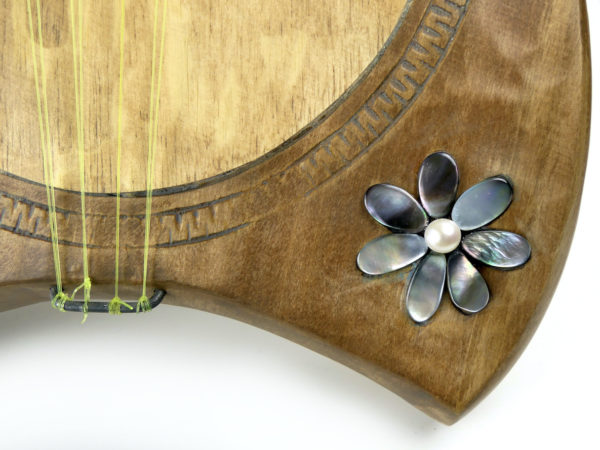 Ukulélé banjo tahitien Tiare traditionnel à 8 cordes en bois (détail)