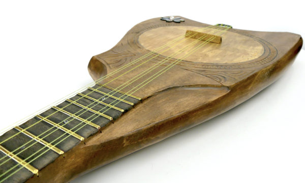 Ukulélé banjo tahitien Tiare traditionnel à 8 cordes en bois (détail)
