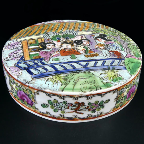Pot en porcelaine de Chine émaux de Canton Dynastie Qing XIXe (dessus 3/4)