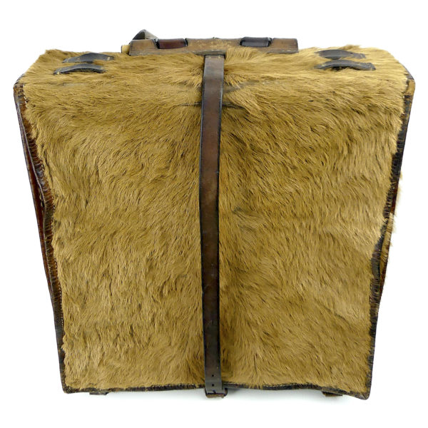 Sac à dos de l'armée suisse original en cuir et fourrure de vachette WW2 (face)