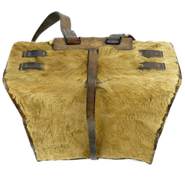 Sac à dos de l'armée suisse original en cuir et fourrure de vachette WW2 (dessus 3/4)