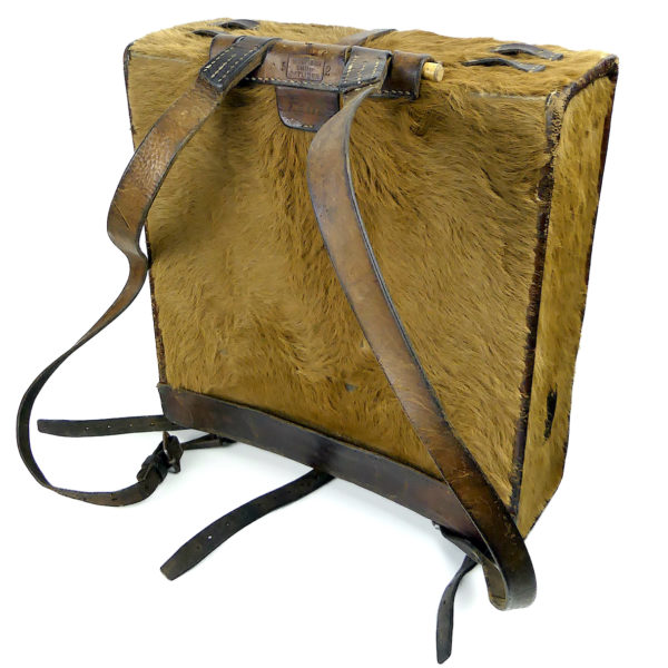 Sac à dos de l'armée suisse original en cuir et fourrure de vachette WW2 (3/4 dos)
