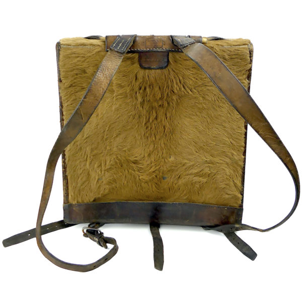 Sac à dos de l'armée suisse original en cuir et fourrure de vachette WW2 (dos)