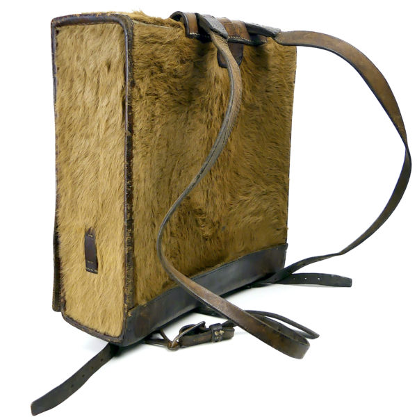 Sac à dos de l'armée suisse original en cuir et fourrure de vachette WW2 (3/4 dos)