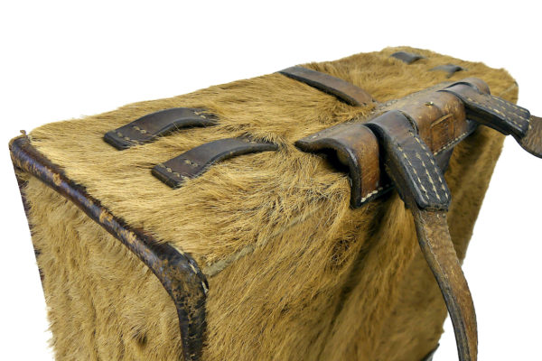 Sac à dos de l'armée suisse original en cuir et fourrure de vachette WW2 (détail)