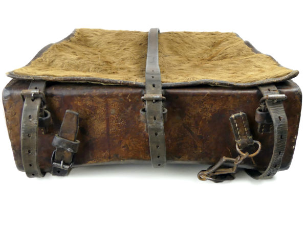 Sac à dos de l'armée suisse original en cuir et fourrure de vachette WW2 (dessous)