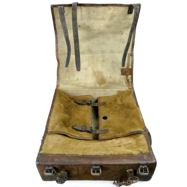 Sac à dos de l'armée suisse original en cuir et fourrure de vachette WW2 (ouvert)
