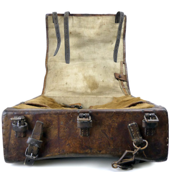 Sac à dos de l'armée suisse original en cuir et fourrure de vachette WW2 (dessous ouvert)