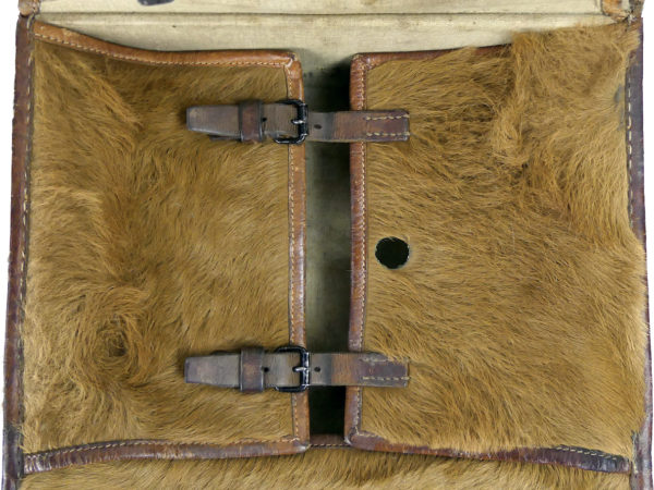 Sac à dos de l'armée suisse original en cuir et fourrure de vachette WW2 (dessus)
