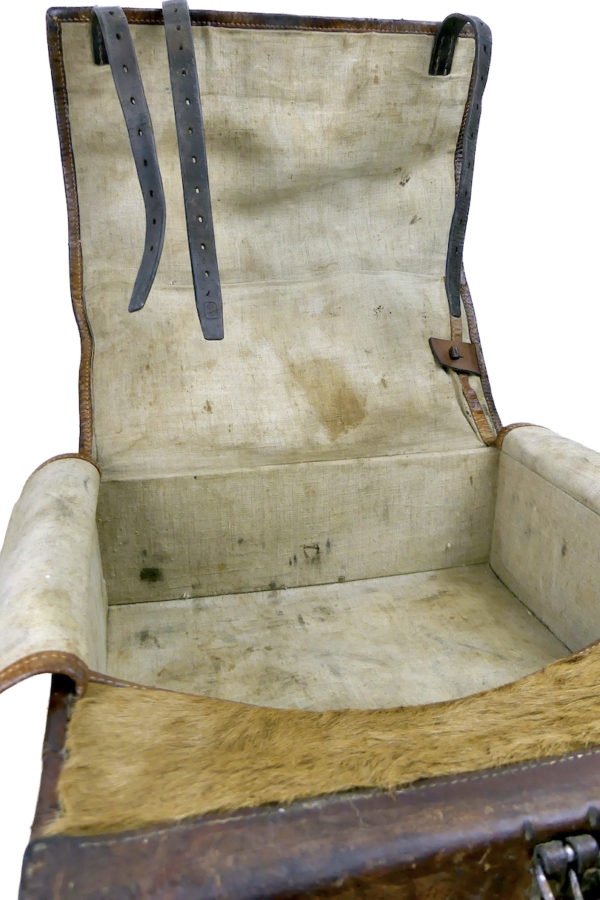 Sac à dos de l'armée suisse original en cuir et fourrure de vachette WW2 (détail ouvert)