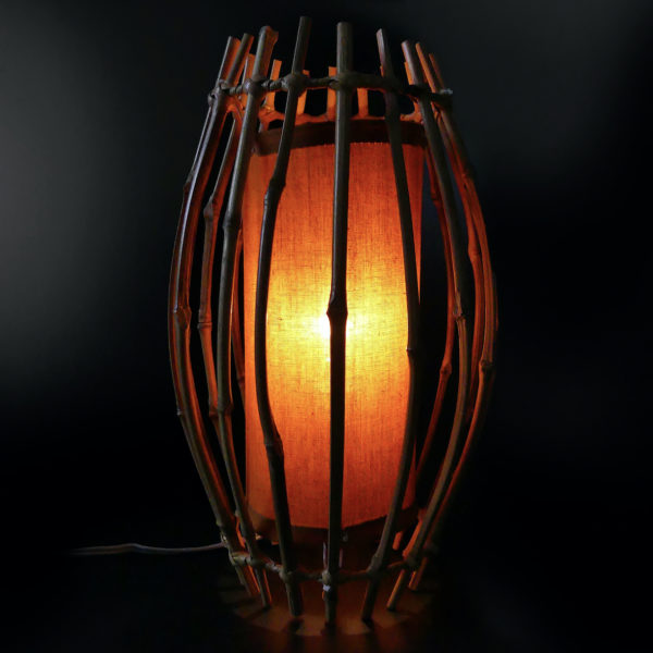 Lampe cage en bambou et rotin Tiki Bar Années 60 (allumée)