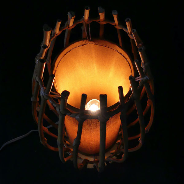 Lampe cage en bambou et rotin Tiki Bar Années 60 (allumée dessus 3/4)