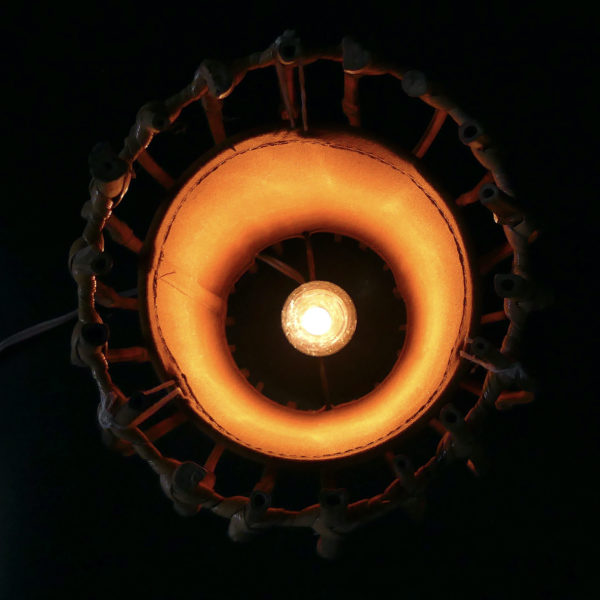 Lampe cage en bambou et rotin Tiki Bar Années 60 (allumée dessus)