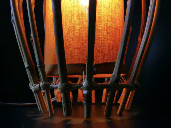 Lampe cage en bambou et rotin Tiki Bar Années 60 (allumée détail)