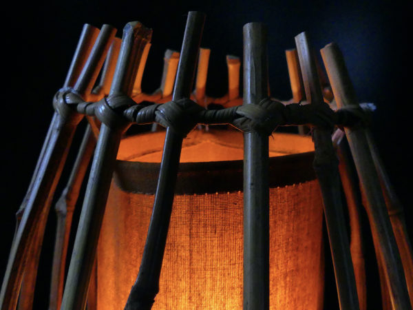 Lampe cage en bambou et rotin Tiki Bar Années 60 (allumée détail)