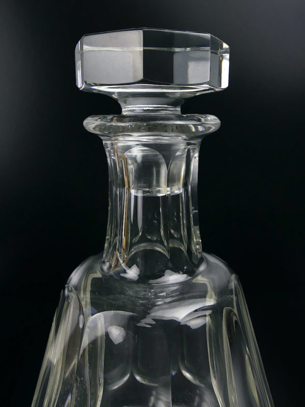 Carafe à vin en cristal de Baccarat modèle Talleyrand signée (détail)