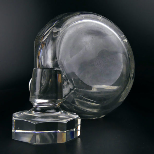 Carafe à vin en cristal de Baccarat modèle Talleyrand signée (dessous)