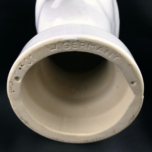 Marotte blanche en céramique émaillée Mi-XXe Allemagne de l’Ouest (détail dessous)