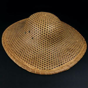 Chapeau colonial chinois en cannage rotin et tissage mi-XXe (dessus 3/4)