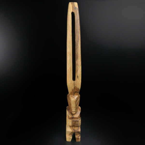 Toere Tiki tambour à fente polynésien en bois bicolore Bora Bora (face)