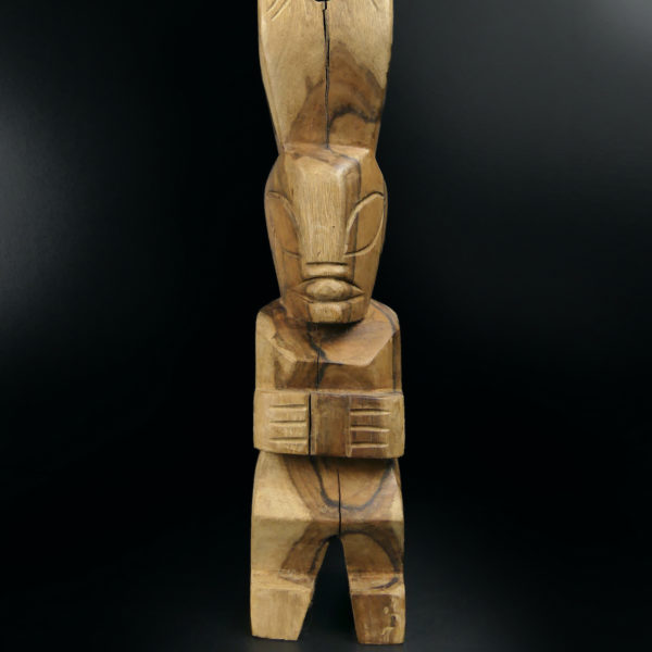 Toere Tiki tambour à fente polynésien en bois bicolore Bora Bora (détail)