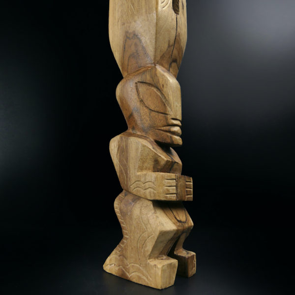 Toere Tiki tambour à fente polynésien en bois bicolore Bora Bora (détail)