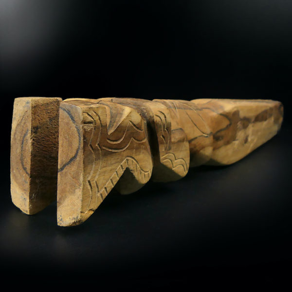 Toere Tiki tambour à fente polynésien en bois bicolore Bora Bora (dessous 3/4)
