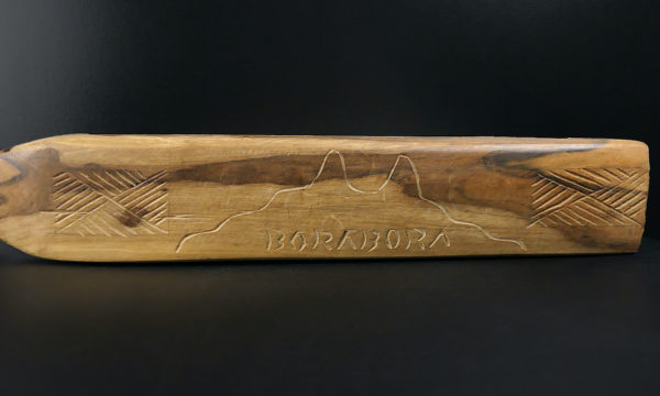 Toere Tiki tambour à fente polynésien en bois bicolore Bora Bora (détail)