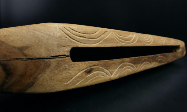 Toere Tiki tambour à fente polynésien en bois bicolore Bora Bora (détail)