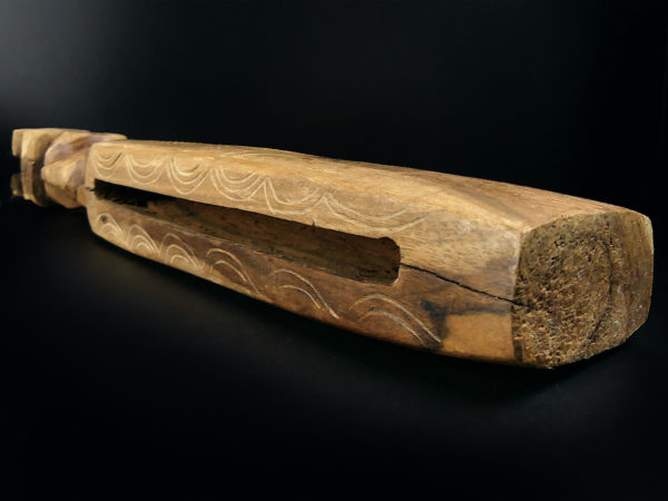 Toere Tiki tambour à fente polynésien en bois bicolore Bora Bora (dessus 3/4)