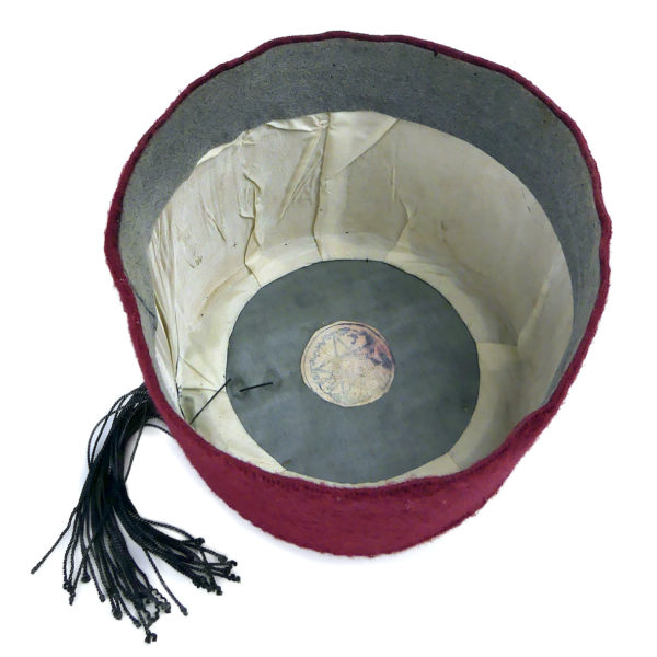Chapeau fès tarboush turc-ottoman ancien feutre rouge et gland noir (dessous 3/4)