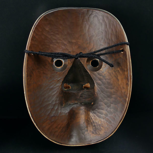 Masque Kotobide en bois de cyprès et sac en soie brocart Japon Shōwa (dos)