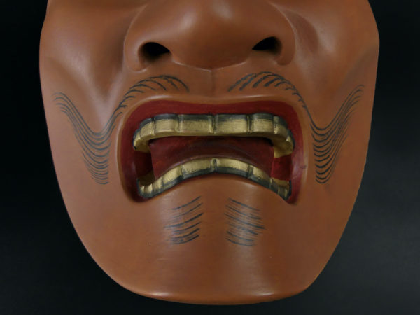 Masque Kotobide en bois de cyprès et sac en soie brocart Japon Shōwa (détail)
