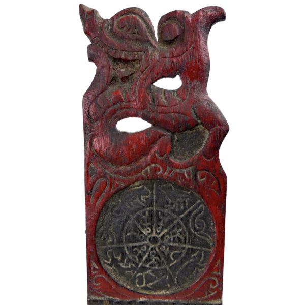 Calendrier divinatoire Dayak ancien en bois sculpté sur socle (détail)