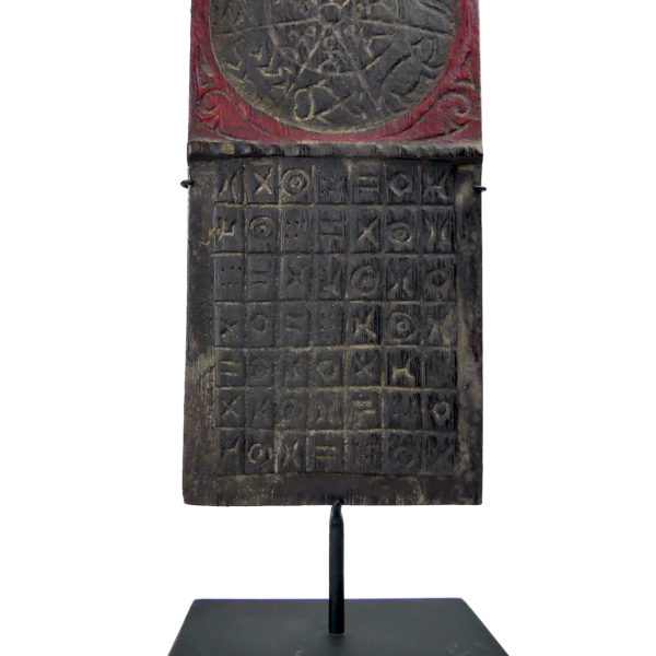 Calendrier divinatoire Dayak ancien en bois sculpté sur socle (détail)